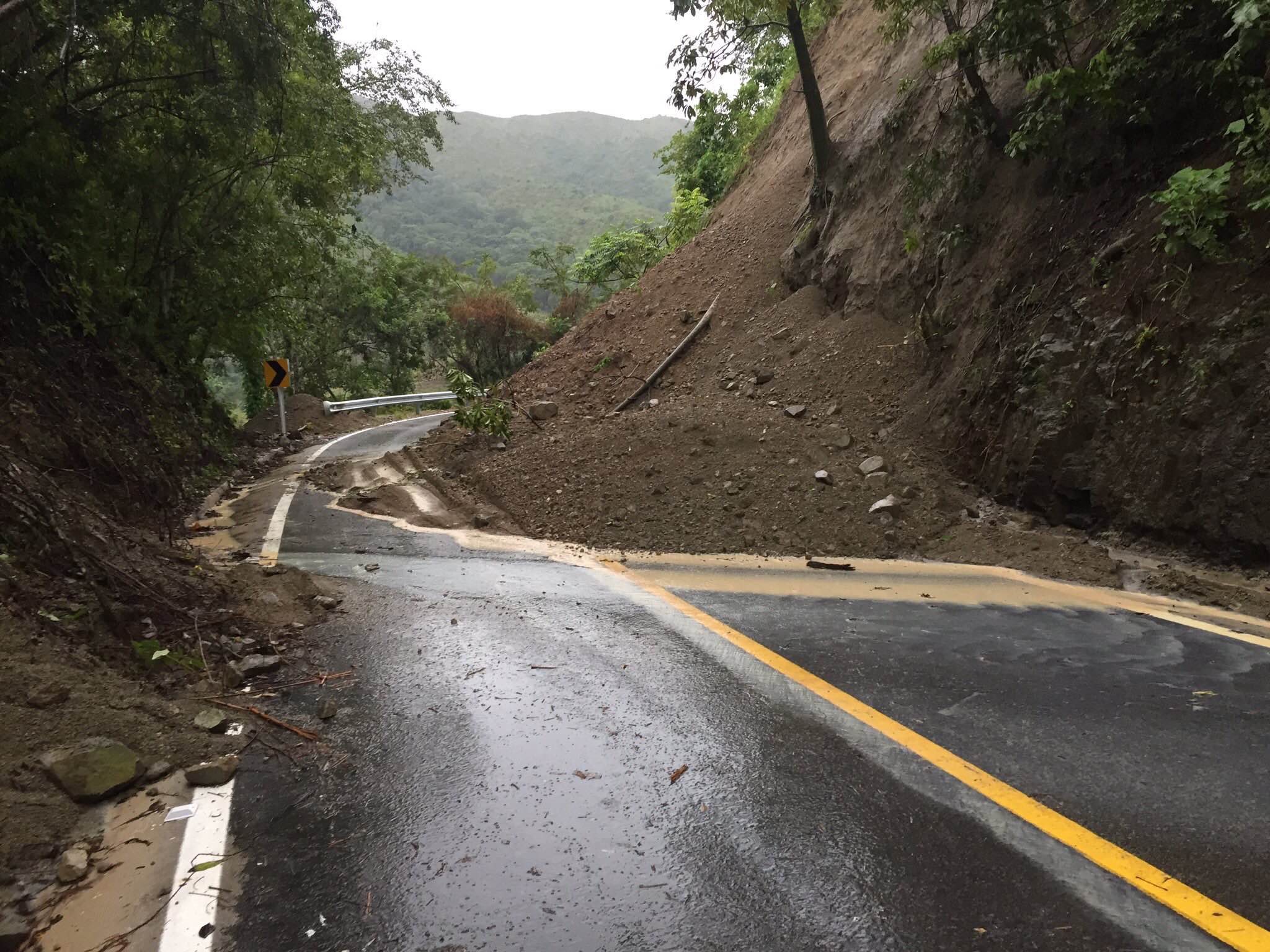 Deslizamientos de tierra bloquean vía a Pueblo Bello - ElPilón.com.co (Registro)