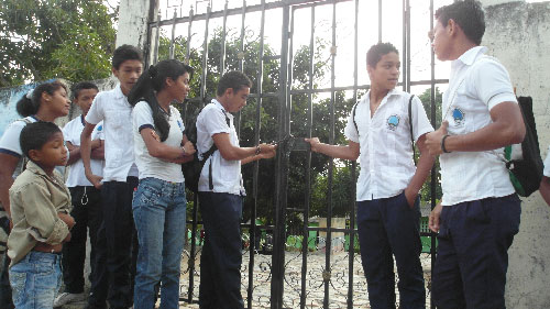 Estudiantes del colegio San Isidro Labrador de Atánquez, cerraron la escuela porque se cansaron de las dificultades; entre ellas, la falta de docentes
