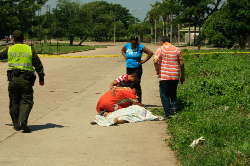  El cuerpo sin vida de Eberto Daza Mendoza quedó tendido en la entrada a Mercabastos la mañana de ayer lunes; un infarto seria la causa del fallecimiento.
