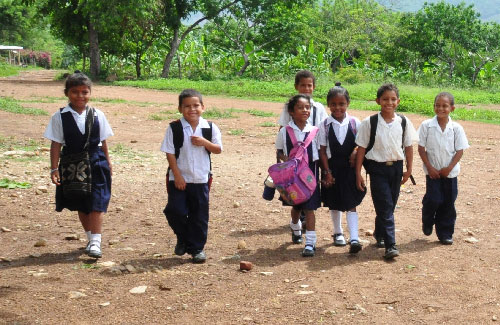 El transporte escolar llegará a poblaciones rurales y urbanas apartadas como el barrio Chiriquí en Valledupar, desde donde muchos niños se desplazan hasta el colegio Milciades Cantillo. FOTO/ ARCHIVO EL PILÓN