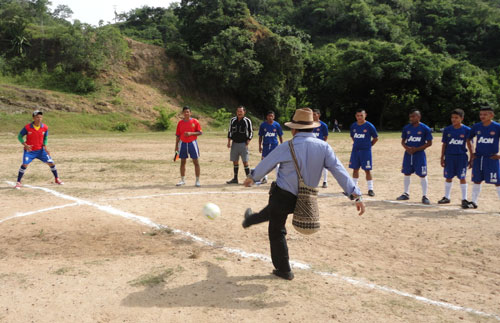 Ocho equipos indígenas disputan el primer lugar del campeonato de fútbol que se disputa en el corregimiento de Atánquez. EL PILÓN / Suministrada. 
