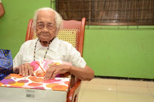 Ciriaca María Zapata, agasajada en su cumpleaños 115.  EL PILÓN/Adamis Guerra