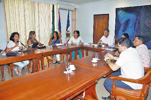 En el despacho de la alcaldía municipal se realizó la reunión en la que se  trataron  temas de fortalecimiento organizacional y cultural en el país. EL PILÓN / Cortesía. 
