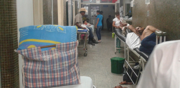 Uniformados de la Policía trasladaron a Luis Alfredo David Quintero hasta el hospital Regional de Aguachica y ante el delicado estado de salud, en la tarde de ayer fue remitido a Valledupar. Yesid Torres/ EL PILÓN 