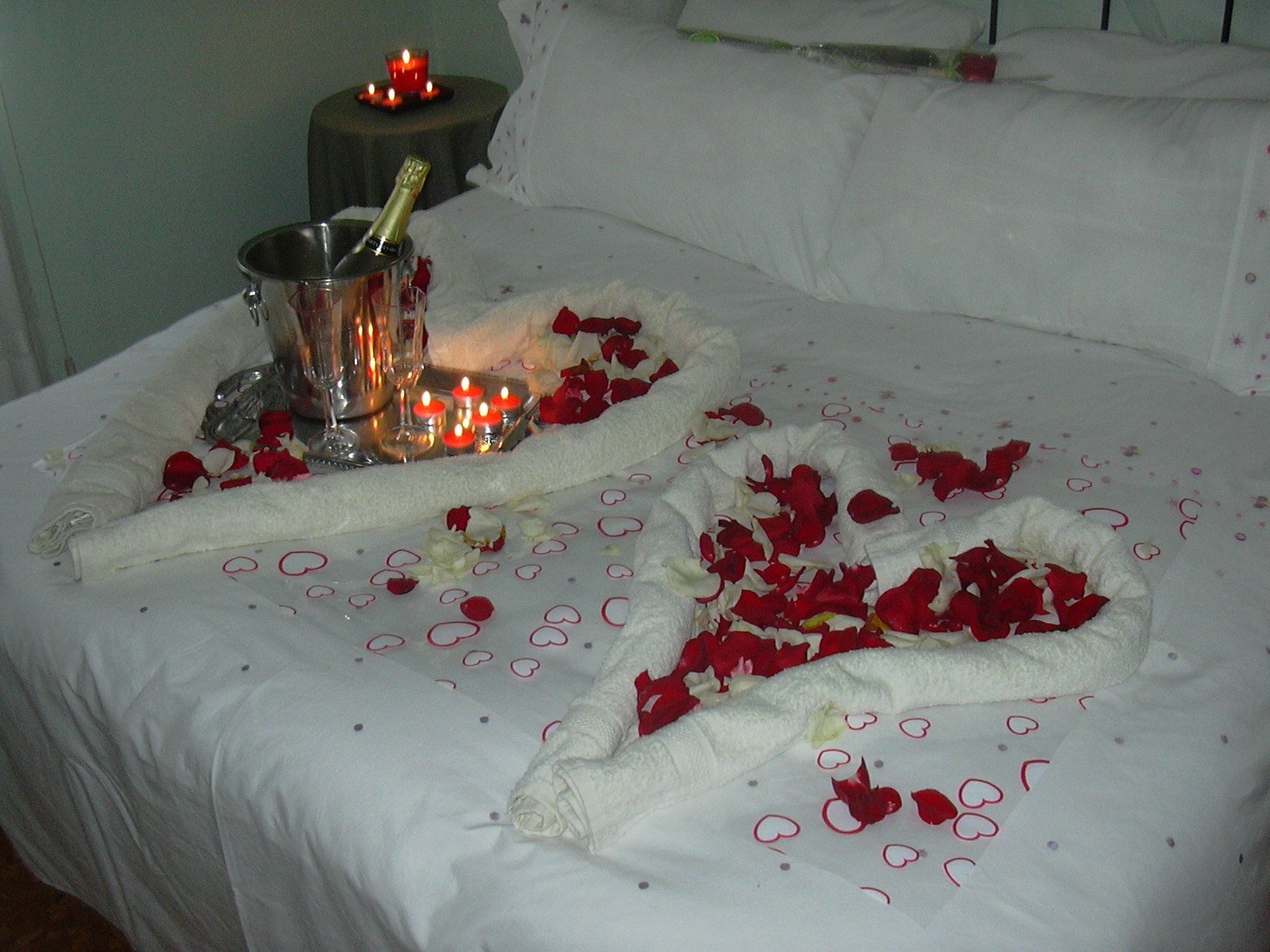Романтический вечер для любимого в постели