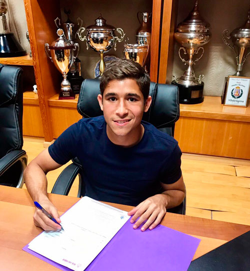 Juan Camilo Becerra, momentos en que firma su vinculación al Real Valladolid de España.
