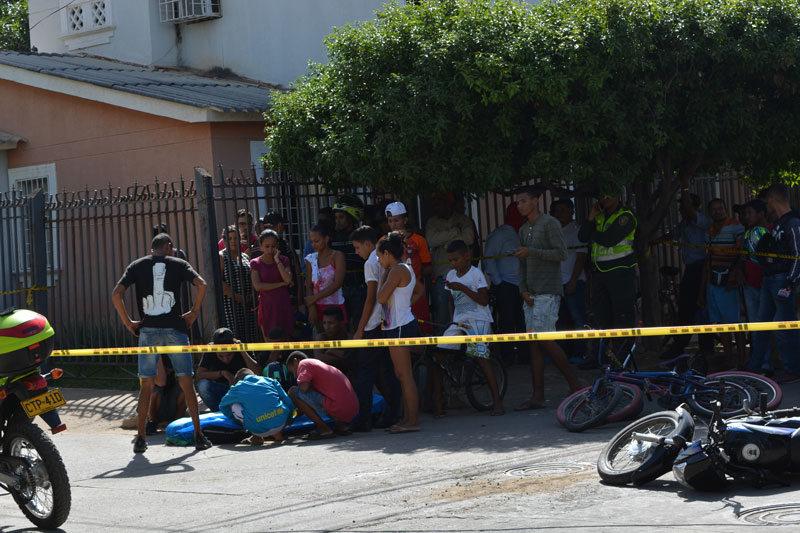 El cadáver de Geomer David Arroyo Ariza, presunto atracador y quien residía en el barrio La Nevada de Valledupar, quedó tendido en el piso.