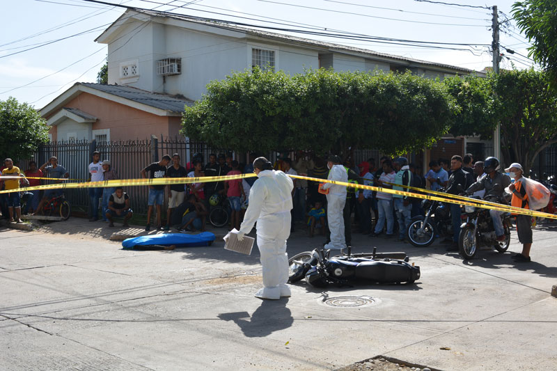 Distante de la motocicleta quedó tendido el cuerpo de Geomer  David Arroyo Ariza y a un costado un revólver utilizado para el ilícito.