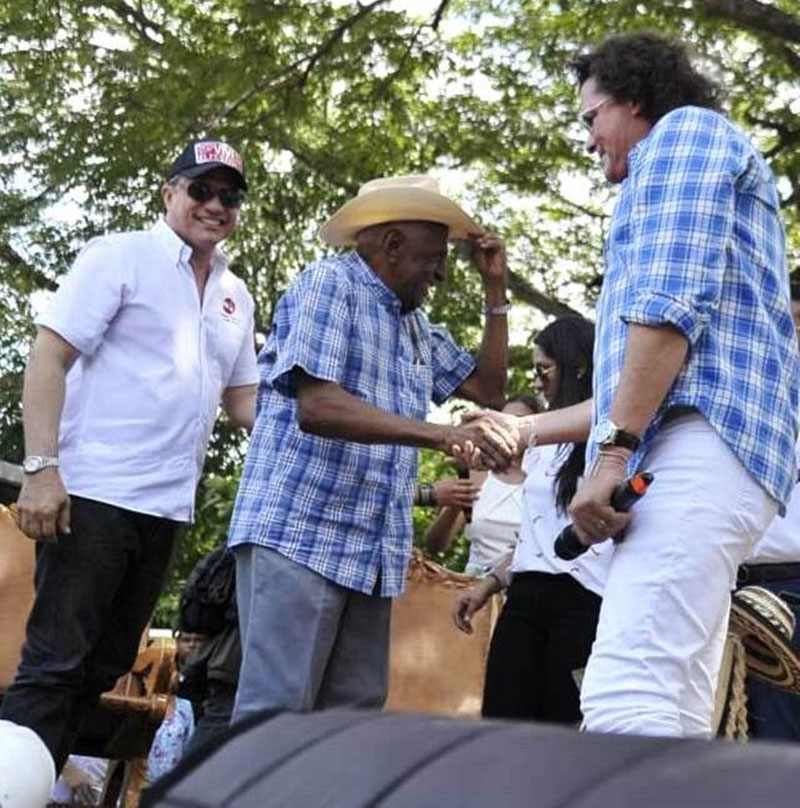 El rey vallenato Náfer Durán saludando al artista samario Carlos Vives. 
