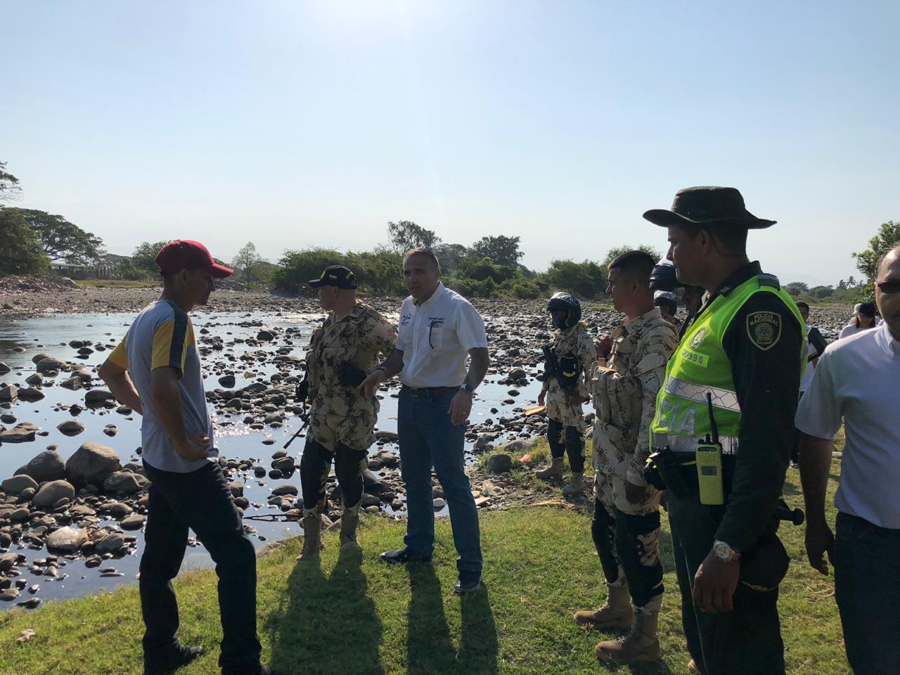 El secretario de Gobierno en compañía de la Fuerza Pública visitó el sector afectado del río.