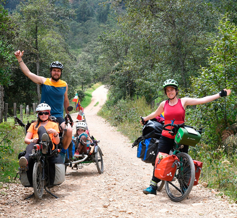 Esta familia salió en bicicleta desde Ushuaia, Argentina, cruzando 13 veces la cordillera de Los Andes y pasando por seis países.   Foto SERGIO MCGREEN