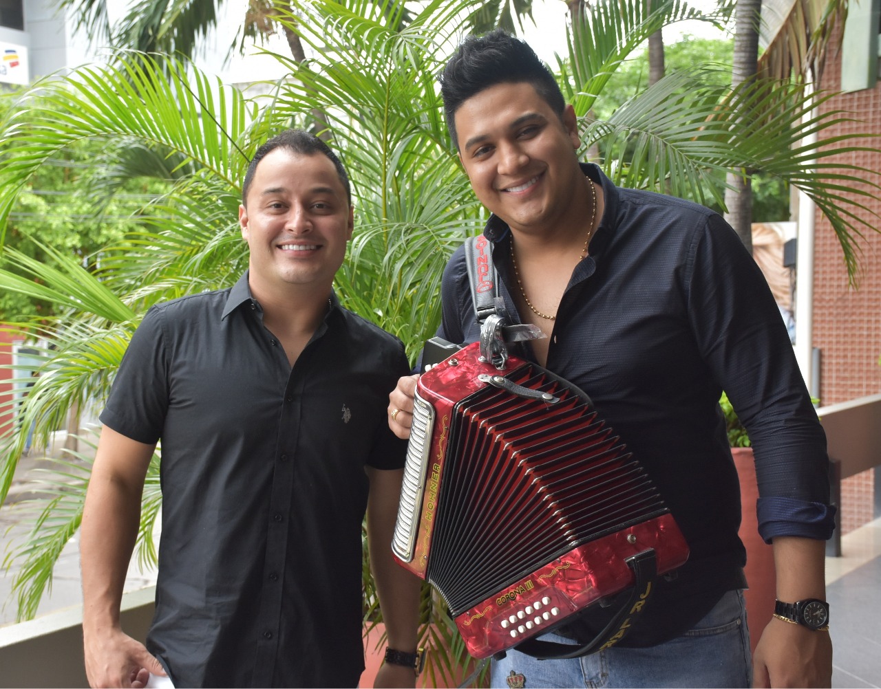Cristian Plata y Junior Larios, pareja vallenata que se ha convertido en expositora del folclor en el país.

ARCHIVO