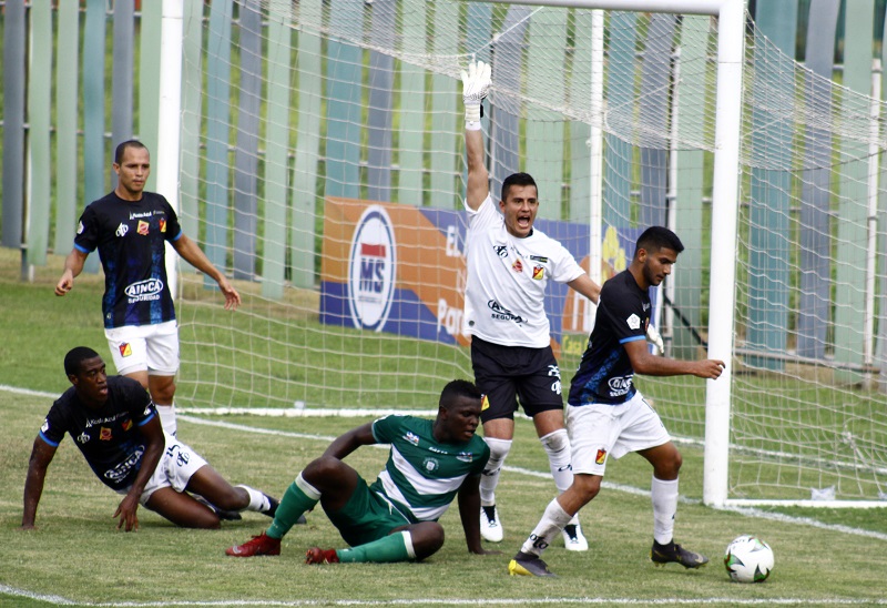 En el primer tiempo se mostró un juego parejo entre ambos equipos, que apuntaron al gol, el cual consiguió en el minuto 24 el Deportivo Pereira. 

Foto: Joaquín Ramírez