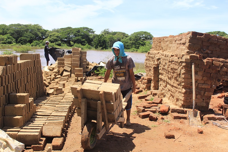 Los artesanos frenaron sus actividades a razón del clima lluvioso que impedirá la fabricación de ladrillos, labor de la que viven hace varios años.

Foto: Edwin Bayona.