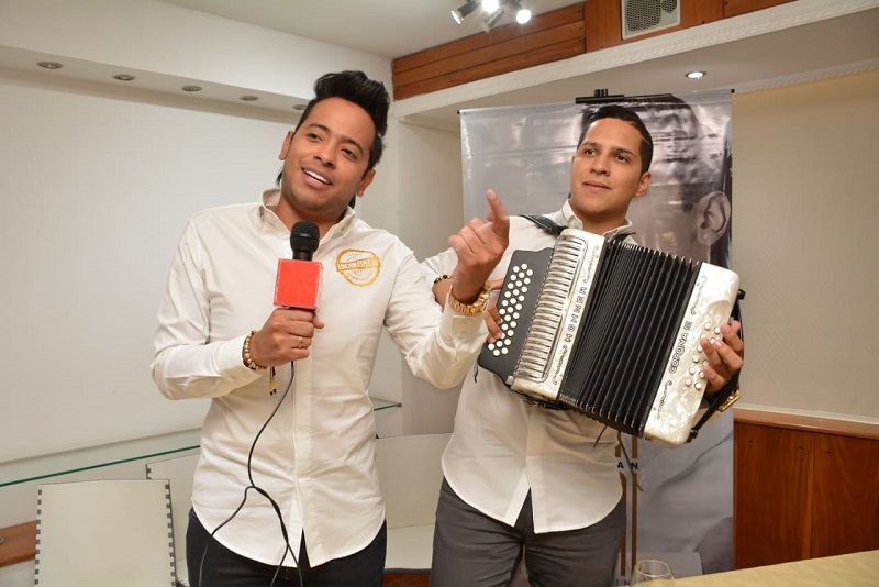 Orlando Liñán y 'Mirito' Castro durante el lanzamiento de su nuevo álbum 'Edición Especial'. 

FOTO: CORTESÍA.
