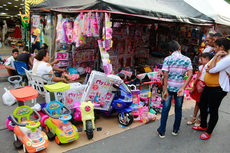 Vendedores ambulantes, que en su mayoría son madres cabezas de hogar, se reúnen en la feria del juguete para ofrecer una amplia gama de artículos de entretenimiento para niños y niñas.