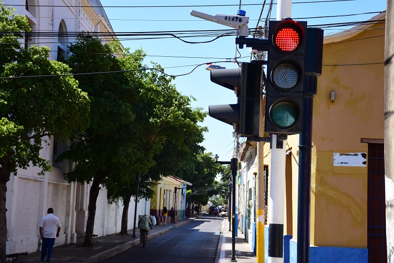 Por cada minuto de un semáforo en rojo, al menos 70 vehículos dejan de pasar. 

FOTO/NÉSTOR DE ÁVILA.