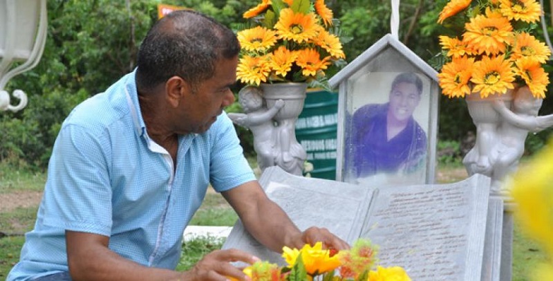 Miguel Morales visitando la tumba de su hijo en el cementerio Jardines del Ecce Homo. 

FOTO/ARCHIVO.