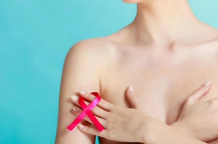 El autoexamen de mama en las mujeres contribuye al descarte permanente de la enfermedad.