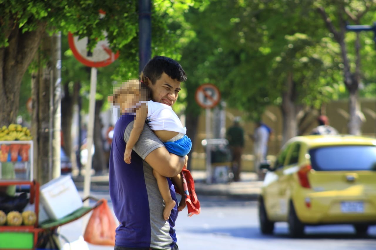 Parejas con menores en brazos salen a pedir dinero en las calles. 

FOTO/JOAQUÍN RAMÍREZ.