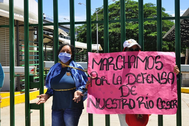 Habitantes del corregimiento de Guacochito protestaron a las afueras de Corpocesar.

FOTO/JOAQUÍN RAMÍREZ.