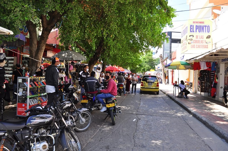 Además de invadir el espacio público, algunos motociclistas se estacionan de forma imprudente. 

FOTO/JOAQUÍN RAMÍREZ.