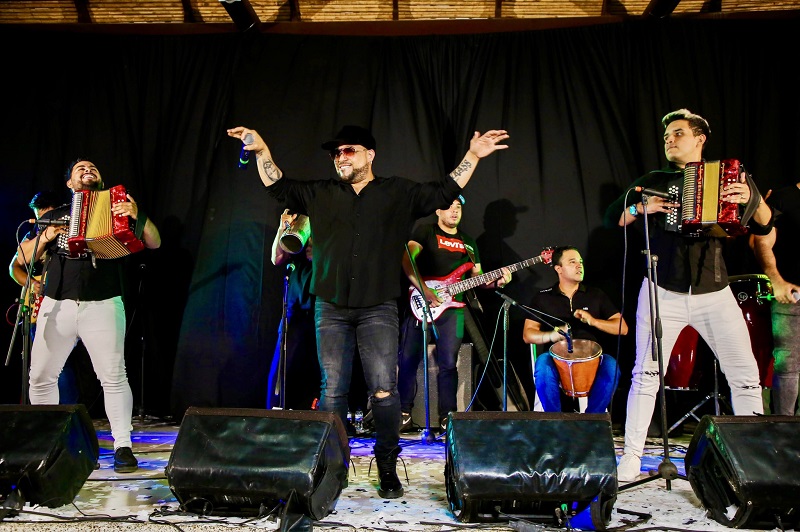 Yader Romero se presentó el fin de semana con los acordeoneros Luis y Jaime Campillo en Barranquilla. 

FOTO/TWITTER.