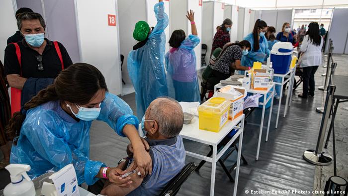 Aunque es un ejemplo en materia de vacunación, Chile enfrenta un nuevo pico de contagios.