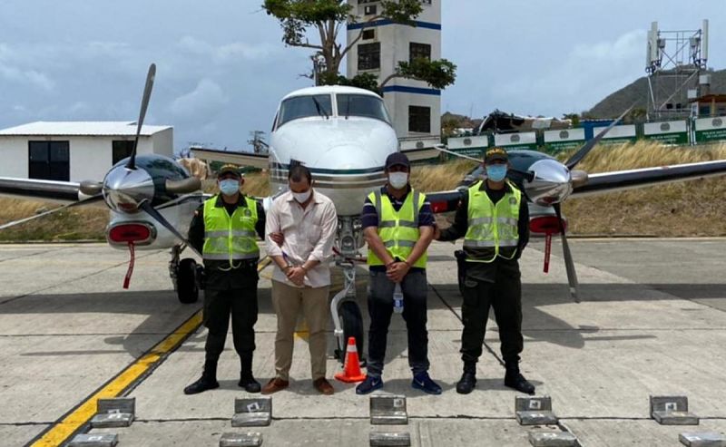 Cárcel a piloto y copiloto por transportar droga en avión ...