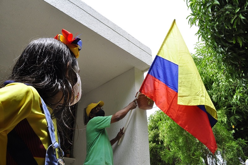 Pese a la pandemia, la tradición de izar la bandera cada 20 de Julio sigue viva en algunos hogares vallenatos. 

FOTO: Joaquín Ramírez/ El Pilón.