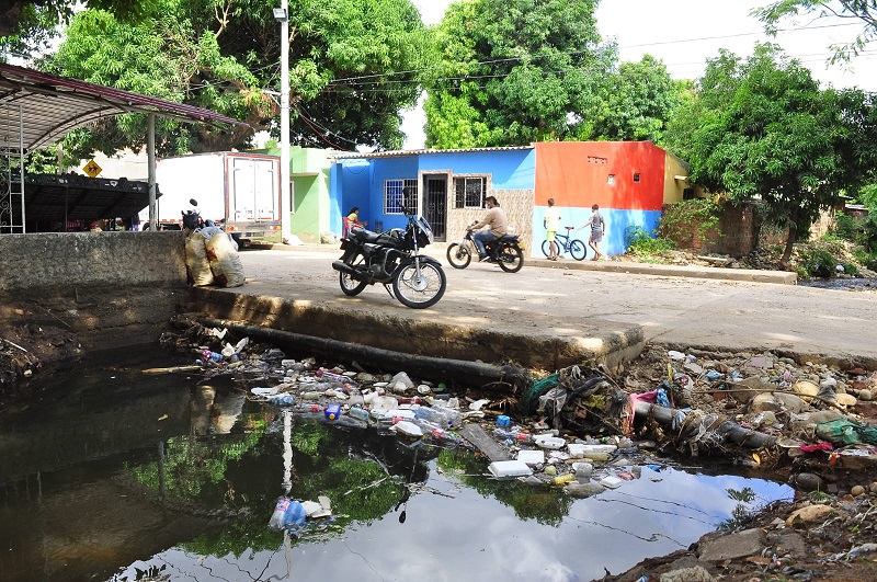 Ramas de árboles,  bolsas de plástico, botellas y demás residuos, que son arrastrados por la lluvia, terminan represados en la acequia.

FOTO: JOAQUÍN RAMÍREZ.