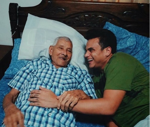 Silvestre Dangond y su abuelo Héctor 'Chiche' Corrales.

FOTO: CORTESÍA.