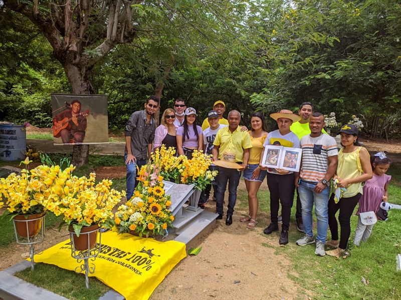 Seguidores de varias regiones del país visitaron la tumba de Kaleth Morales en Valledupar.   
FOTO: JOAQUÍN RAMÍREZ.