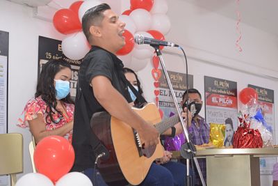Luis Sandoval tiene más de 9 años de estar cantando y tocando la guitarra.   FOTO: JOAQUÍN RAMÍREZ.