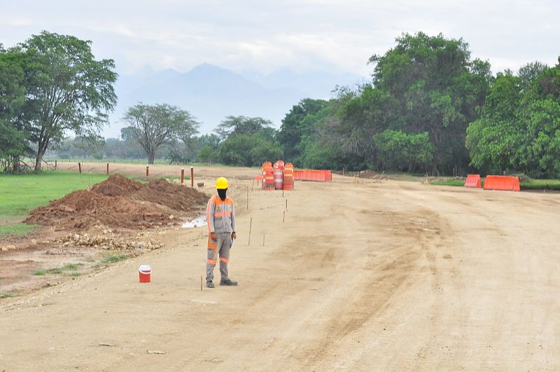De acuerdo con lo establecido en el contrato de ejecución de la obra, la vía debe ser entregada el 31 de julio del 2022. 
FOTO: JOAQUÍN RAMIREZ/EL PILÓN.