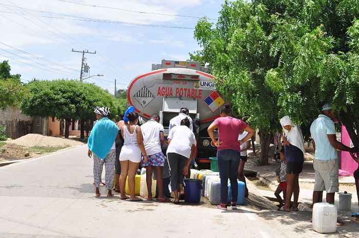 Habitantes de Guacoche señalan que deben comprar canecas de agua provenientes de Valledupar.
/ FOTO: JOAQUÍN RAMÍREZ.
