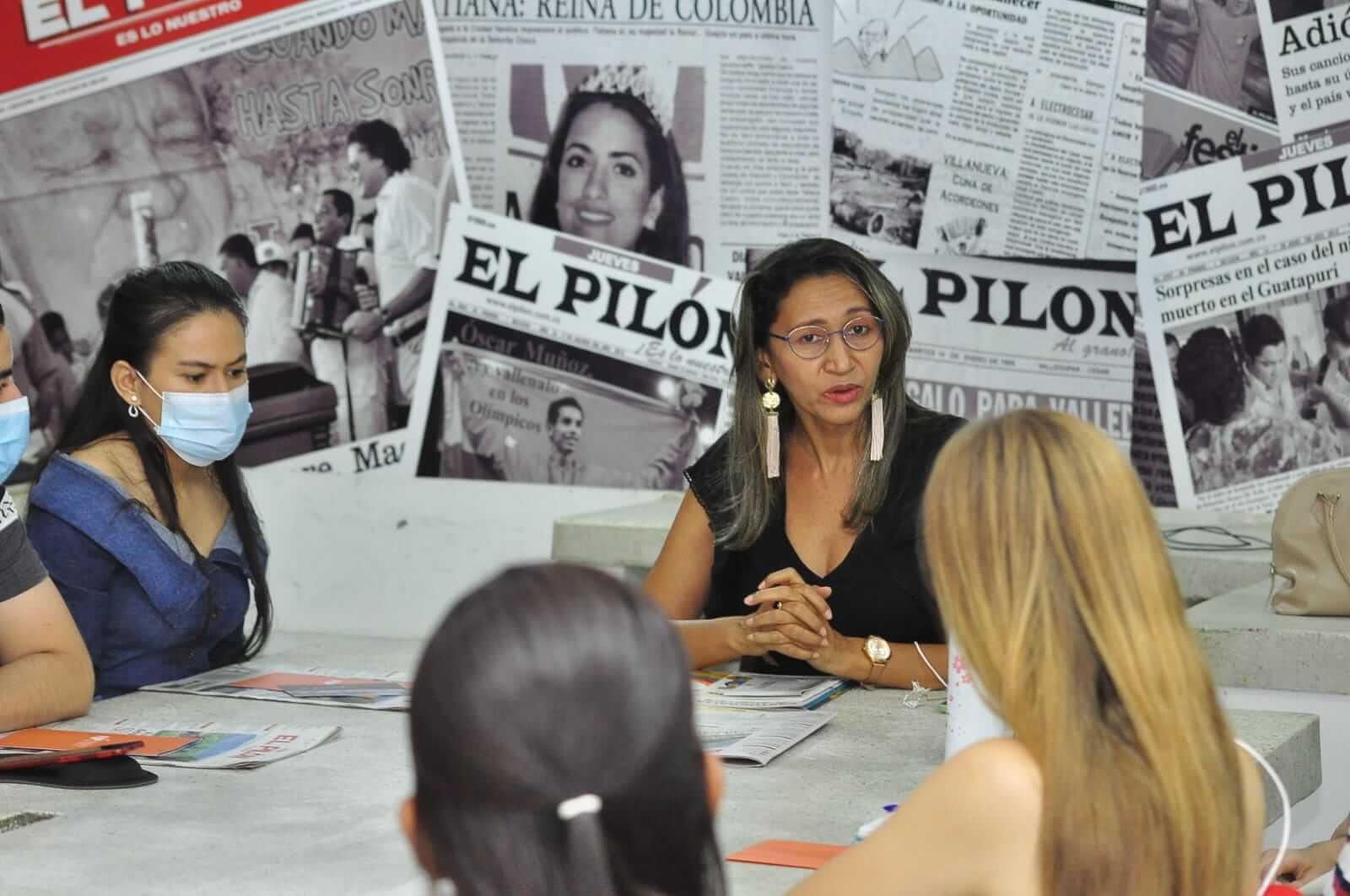 La reconocida periodista estuvo este viernes en la sala de redacción del diario, donde compartió con el equipo periodístico.             /FOTO:  JOAQUÍN RAMÍREZ. 


