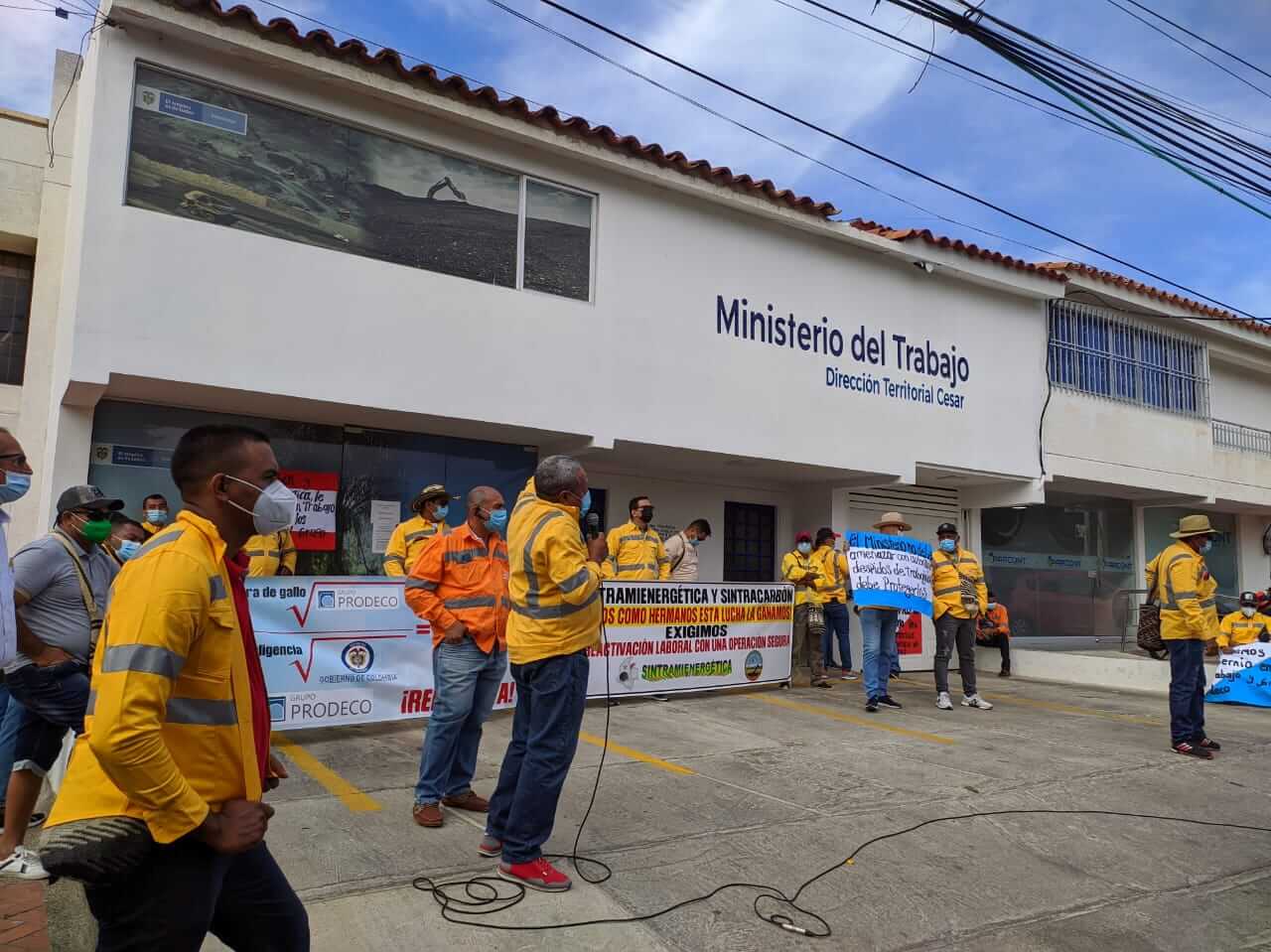 Sindicatos mineros durante protesta en el Ministerio del Trabajo, seccional Cesar.  /FOTO:  JOAQUÍN RAMÍREZ.

