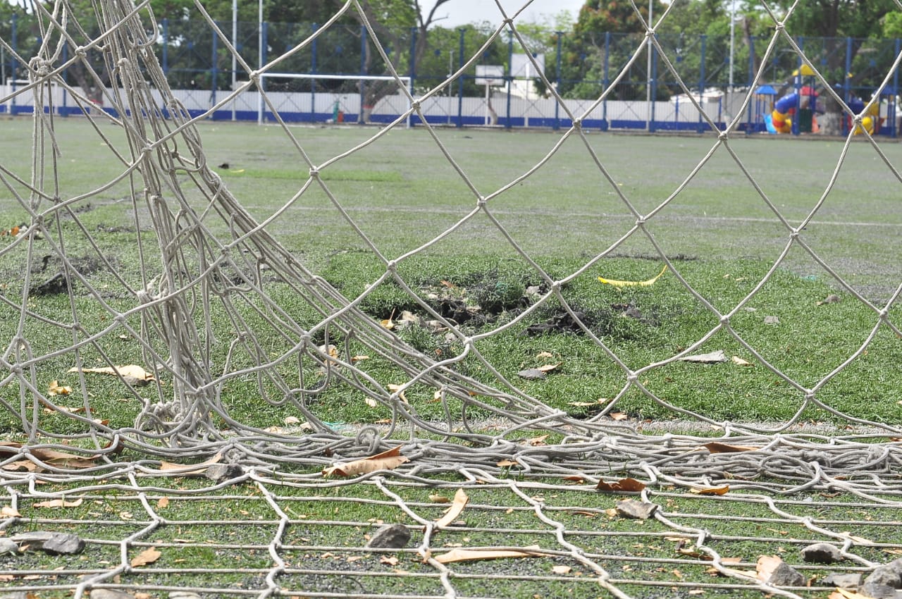 El pésimo estado de la cancha sintética del barrio Doce de Octubre ocasionó la lesión de un futbolista durante el entrenamiento del club Sultanes FG./FOTOS JOAQUÍN RAMÍREZ.  

