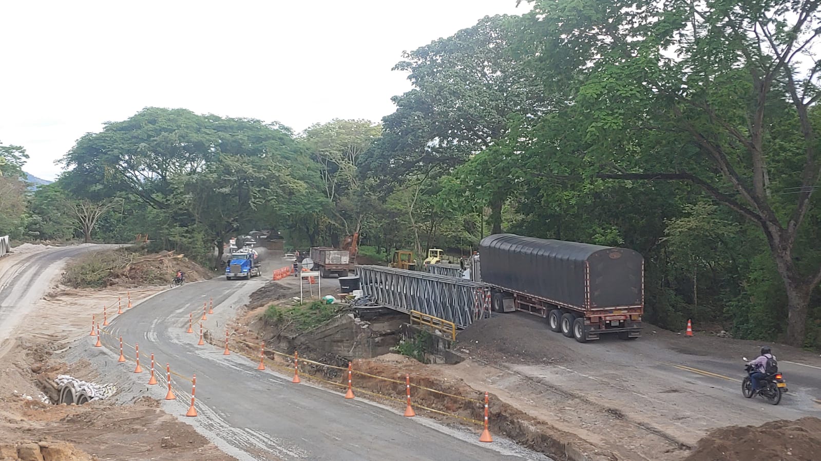 Habilitan vía paralela al puente de Pailitas para
mejorar la movilidad entre el centro del país y la Costa Caribe.  FOTO: CORTESÍA. 
