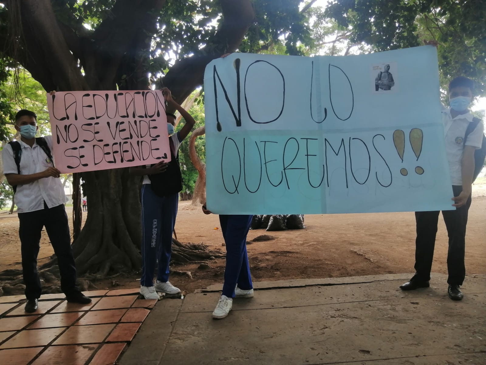 Este lunes los estudiantes bloquearon la entrada del colegio en protesta por el regreso del rector. / FOTO: CORTESÍA. 

