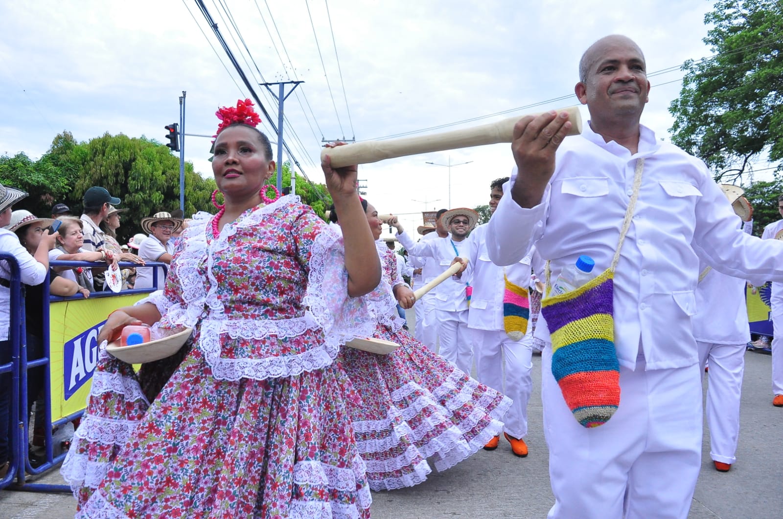 En la capital cesarense se vivió el tradicional desfile de piloneras mayores del 55° Festival de la Leyenda Vallenata, V Rey de Reyes, en homenaje a Jorge Oñate. FOTO: JOAQUÍN RAMÍREZ. 
