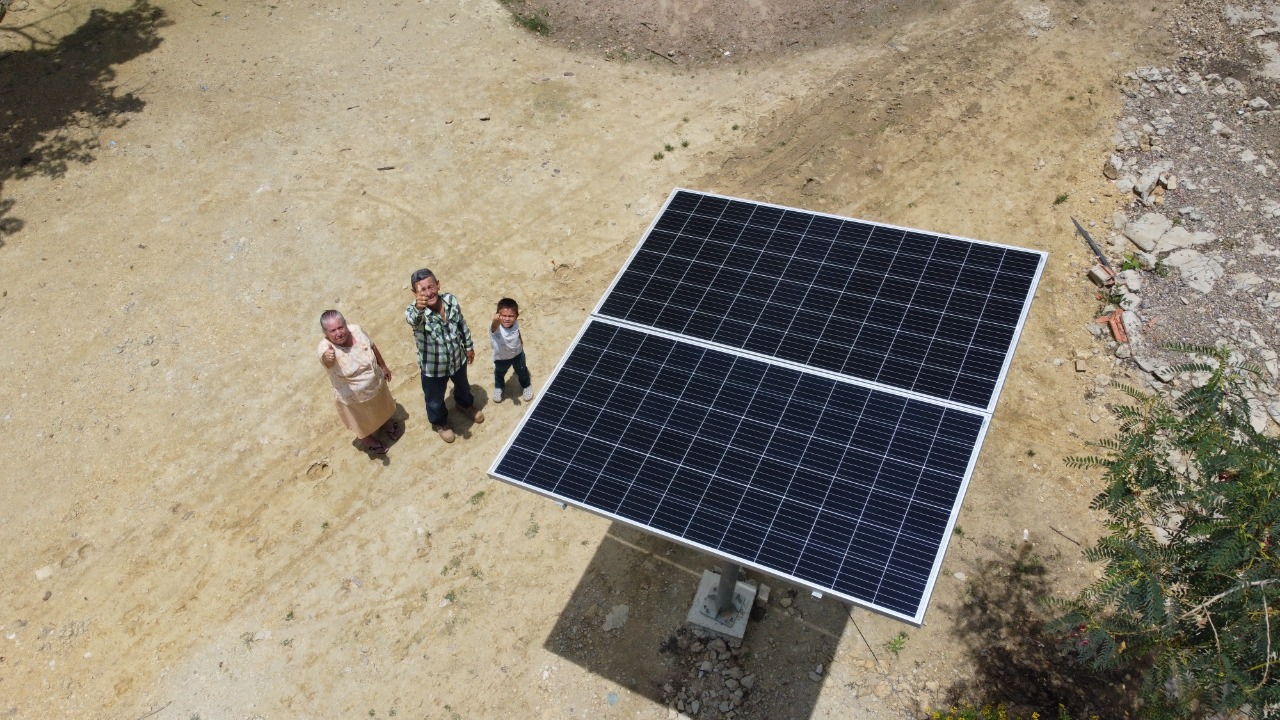 Cerca de 503 familias de la vereda Los Deseos en La Paz, se benefician del proyecto de energía solar fotovoltaica. FOTO: CORTESÍA. 