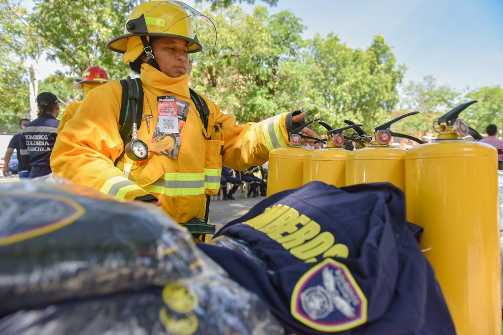 Entre los equipos de protección entregados se encuentran: extintores, arnés, rastrillos forestales y conos. FOTO CORTESÍA
