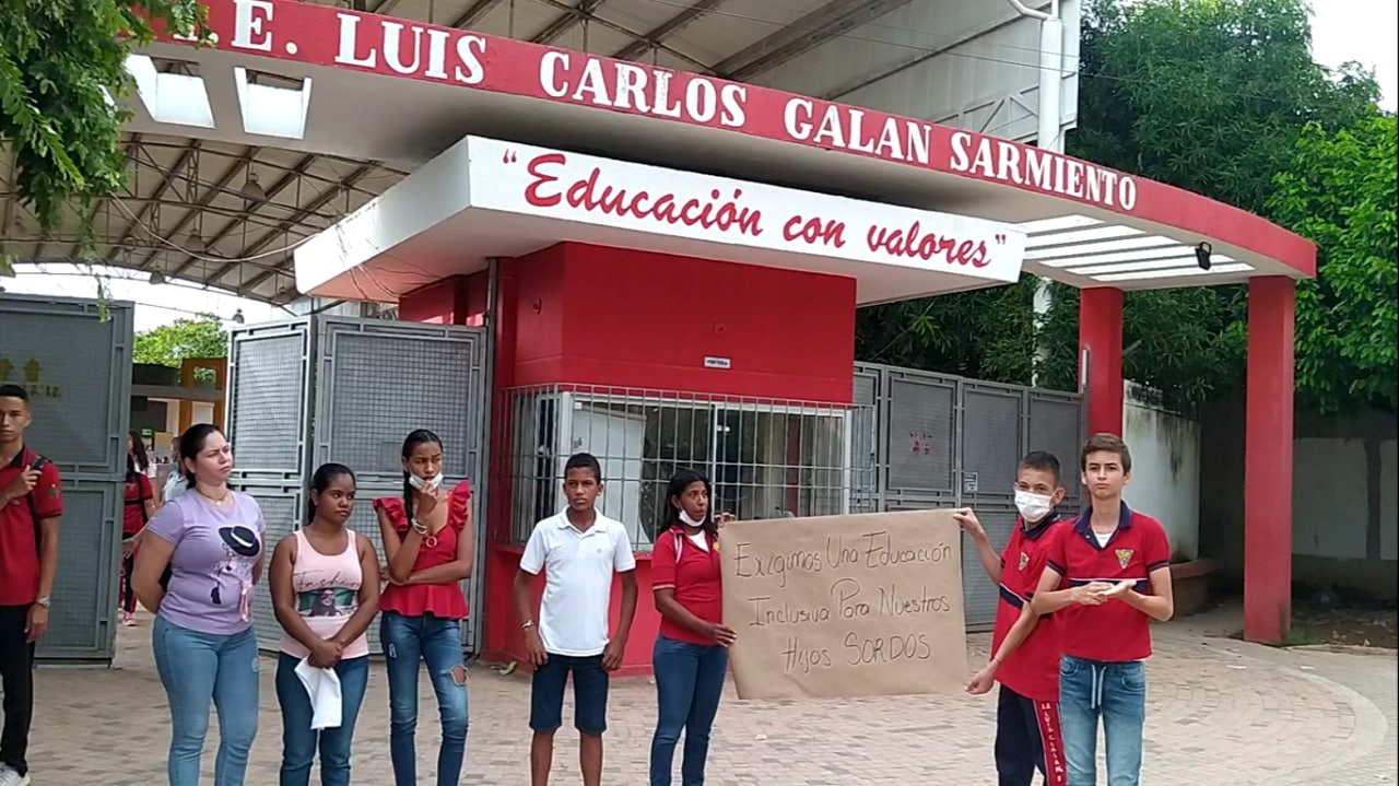 Estudiantes han protestado por la falta de docentes.                         / FOTO: CORTESÍA. 