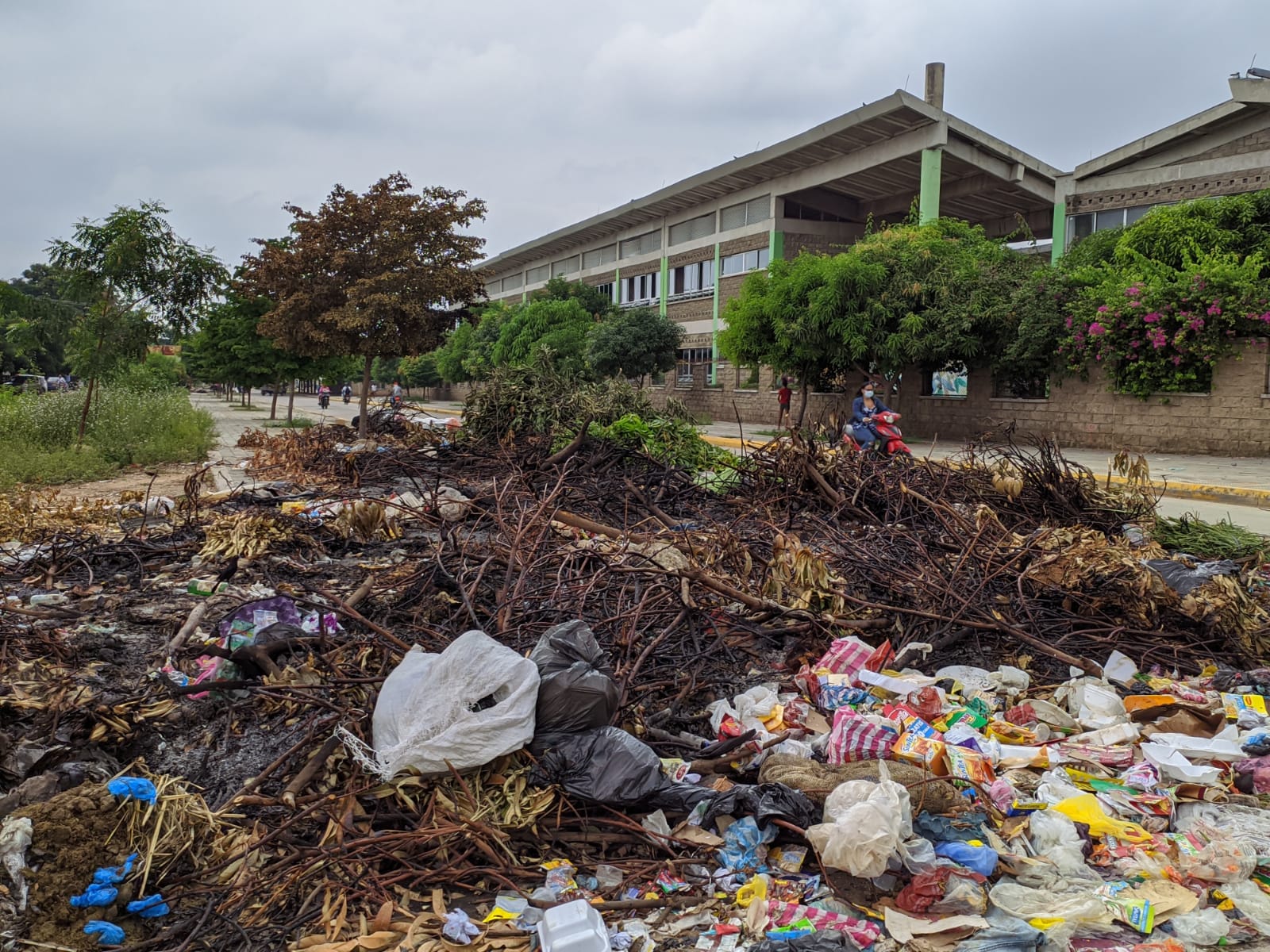 Este lote ubicado en frente de la Institución Educativa ‘Ricardo González’ del barrio La Nevada, se ha convertido en un foco de contaminación para estudiantes y residentes del sector. FOTO: JOAQUÍN RAMÍREZ. 
