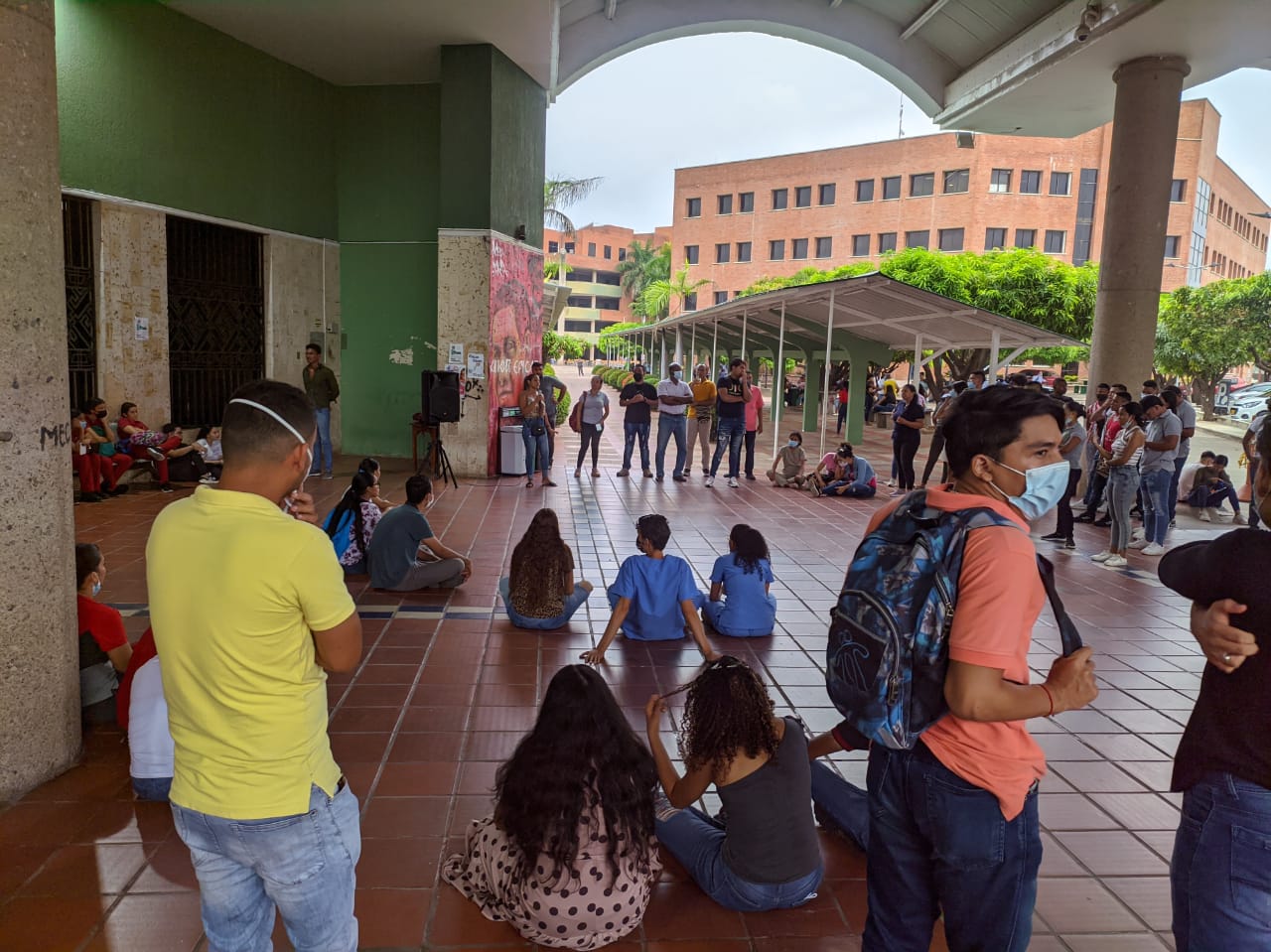 Este martes los estudiantes decidieron volver a clases presenciales. FOTO: JOAQUÍN RAMÍREZ. 