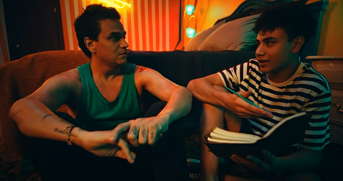 El artista Silvestre Dangond junto a su hijo 'El monaco' en el vídeo clip de su nueva canción