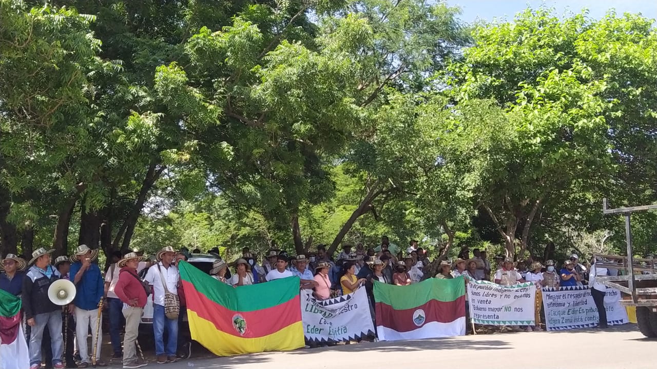 Ayer las autoridades del pueblo indígena Zenú, realizaron una protesta en las afueras de la Cárcel de Máxima y Mediana Seguridad de Valledupar para exigir la liberación inmediata del cacique Eder Eduardo Espitia Estrada. FOTO: CORTESÍA. 
