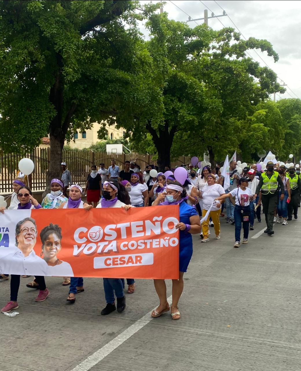 Mujeres simpatizantes de Gustavo Petro en la capital del Cesar salieron a las calles este sábado. / FOTO: CORTESÍA. 